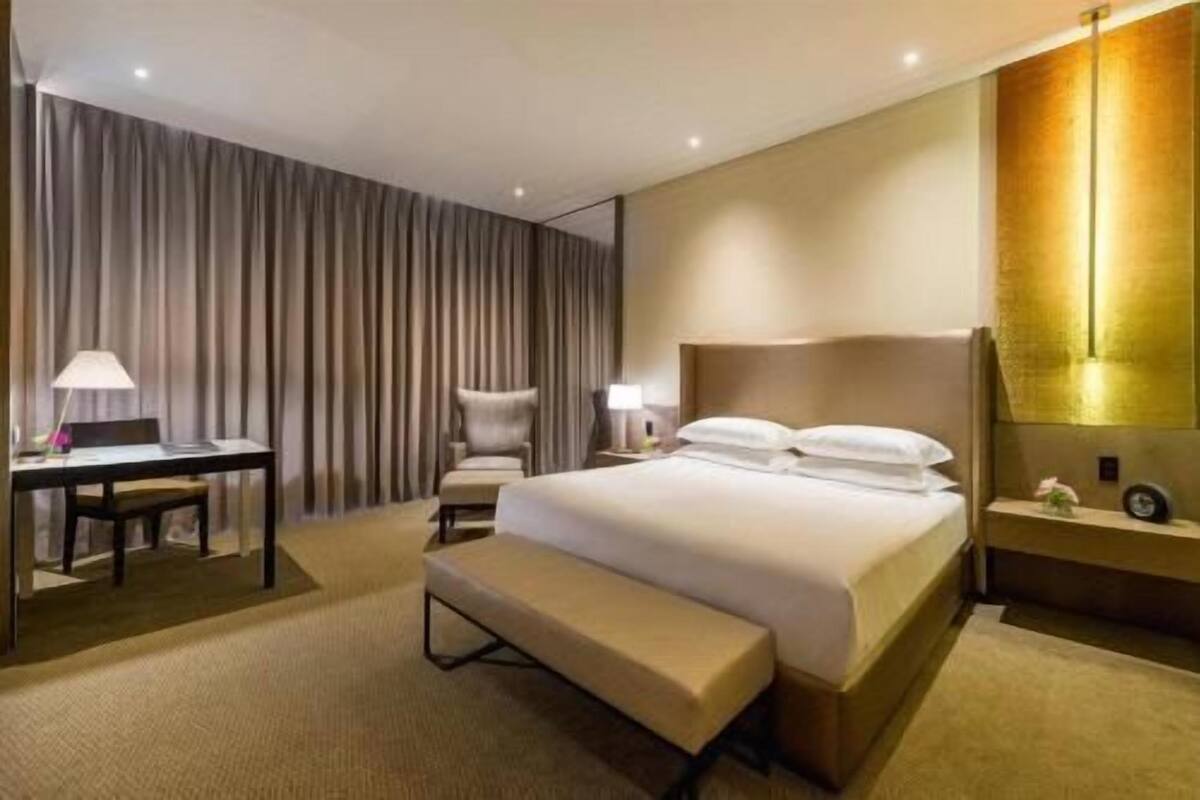 Premium bedding, down duvets, free minibar items, in-room safe