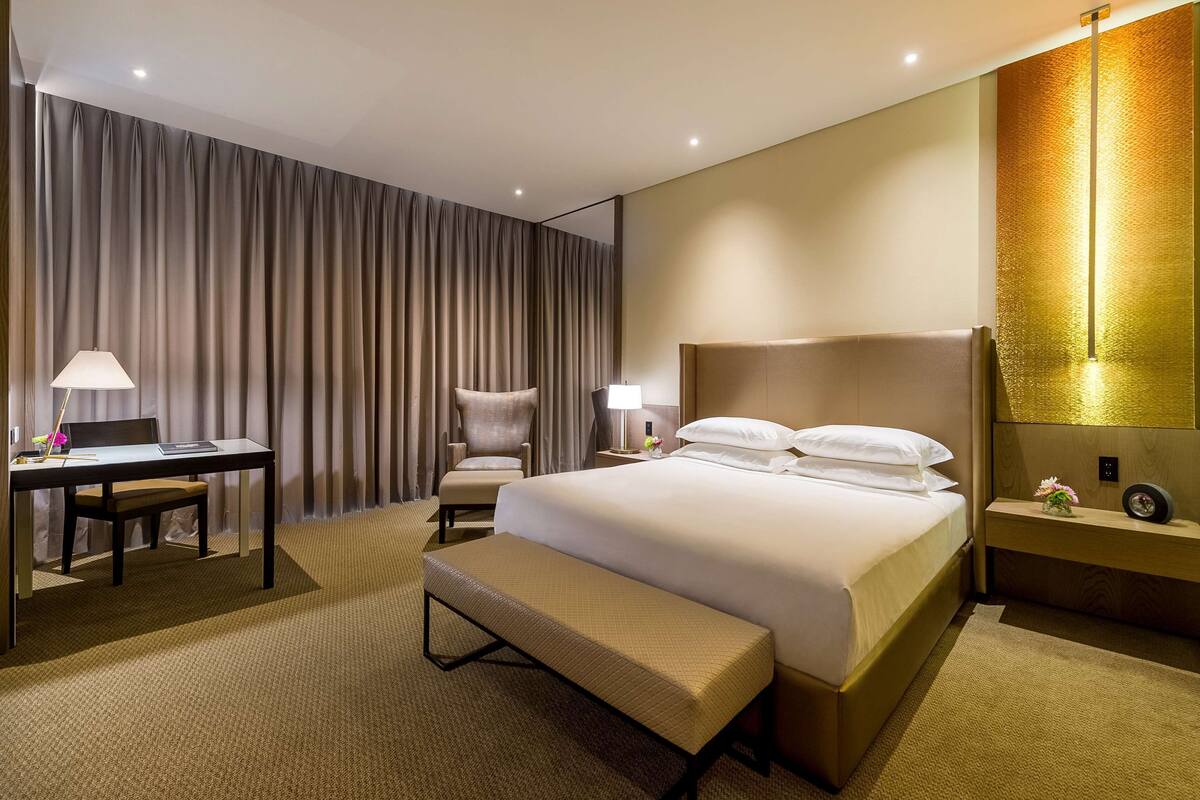 Premium bedding, down duvets, free minibar items, in-room safe