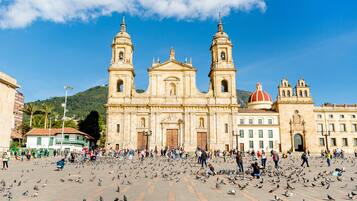 Una plaza histórica con una catedral destacada y un edificio más pequeño adyacente.