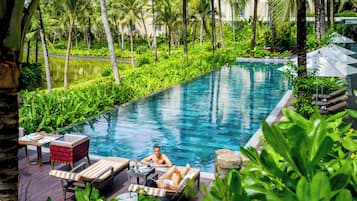 3 piscines extérieures, parasols de plage, chaises longues