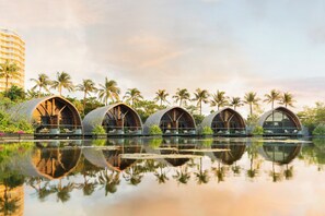 Couples treatment rooms, body treatments, hot stone massages