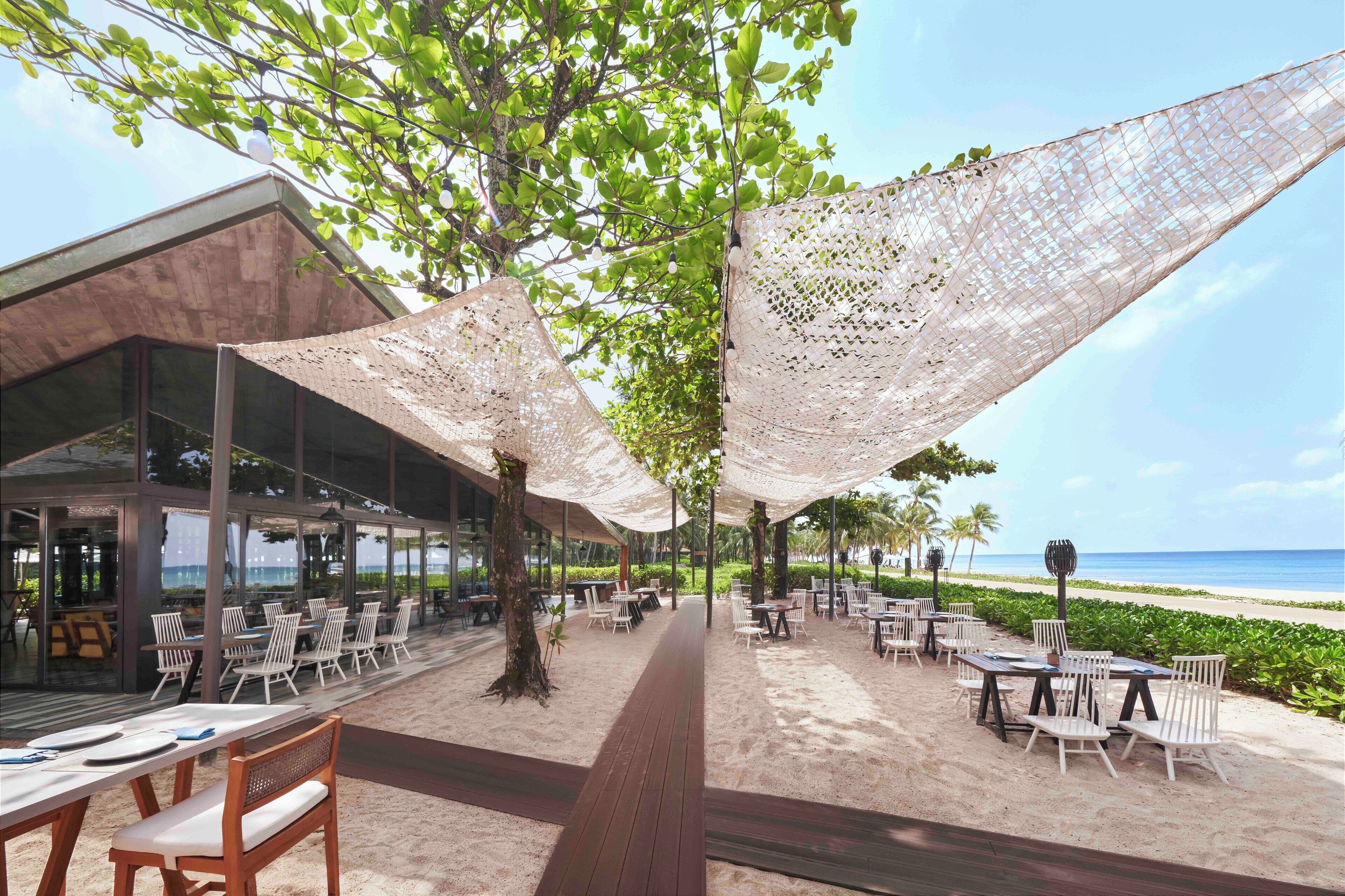 5 restaurants; breakfast, lunch, dinner, and brunch served