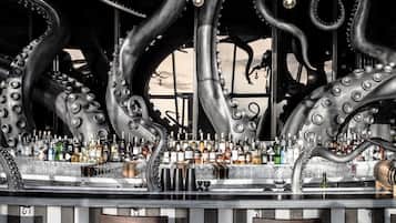 Un bar con un diseño único inspirado en pulpos, con múltiples brazos y tentáculos.