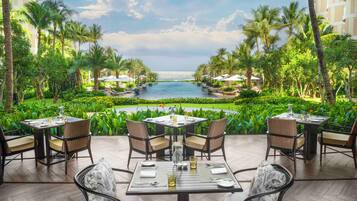 5 restaurants, breakfast, lunch, dinner served; international cuisine