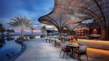 4 restaurants, breakfast, lunch, dinner served; Italian cuisine