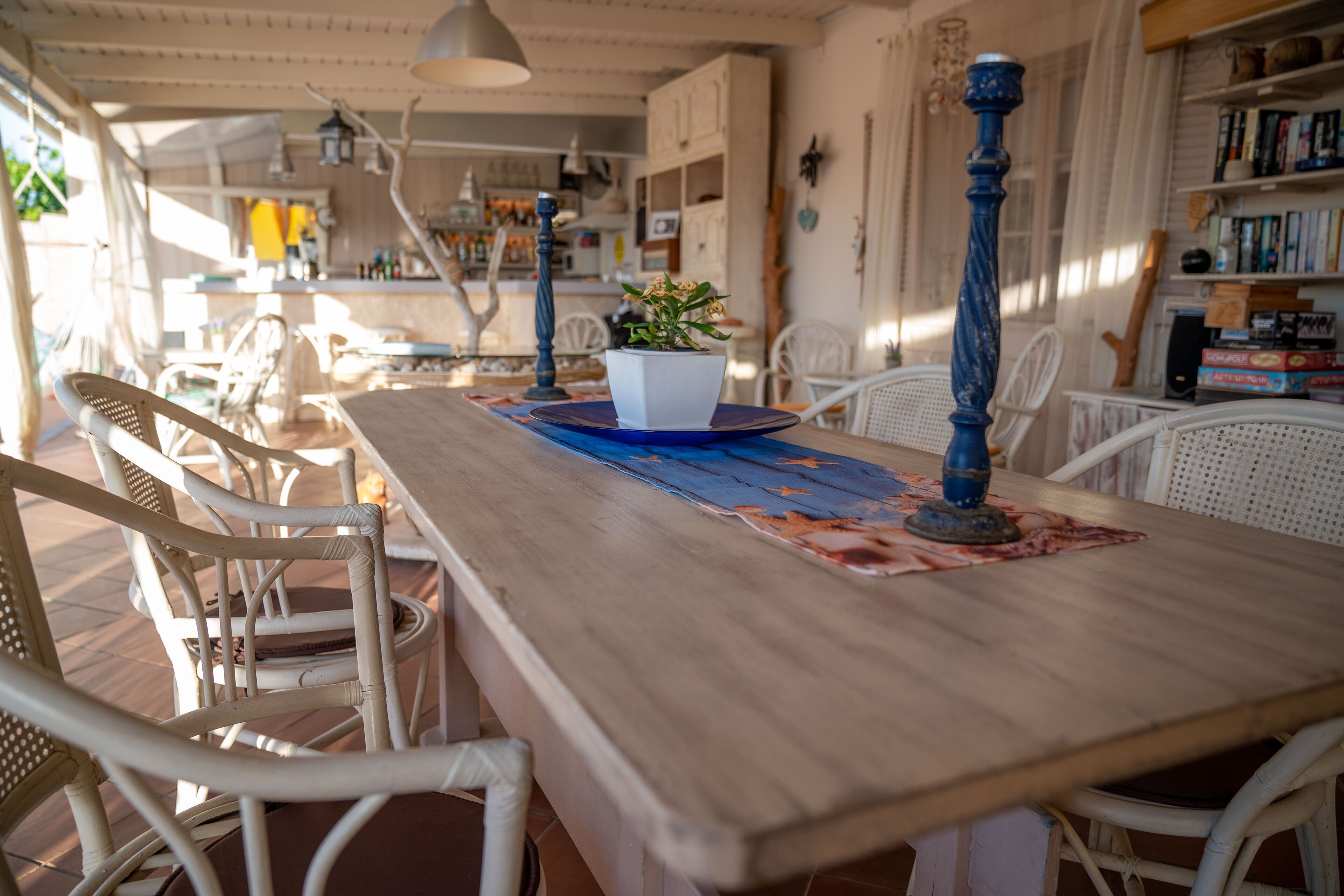 بار بجانب حمام السباحة