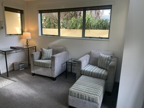 Deluxe One Bedroom Suite | Seprai premium dan selimut bulu angsa