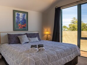 Suite, 1 habitación | Ropa de cama de alta calidad, edredón y muebles diferentes 