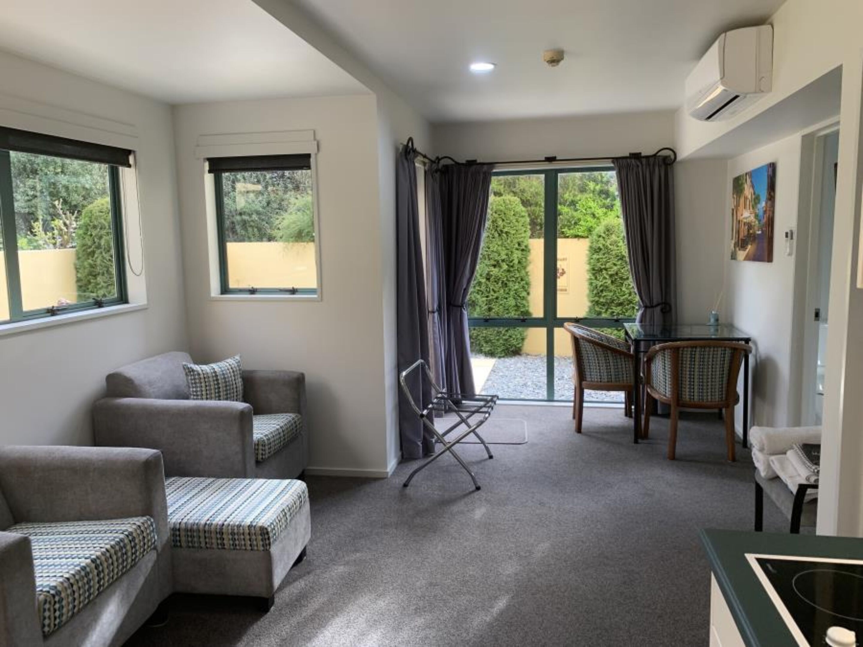 Deluxe One Bedroom Suite | Living area
