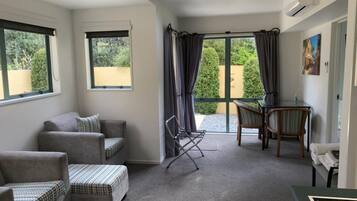 Deluxe One Bedroom Suite | Living area