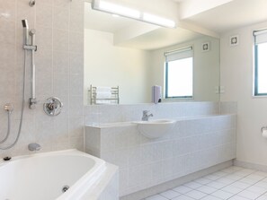 Bathroom shower - Tuscany Gardens Motor Lodge (Nelson)