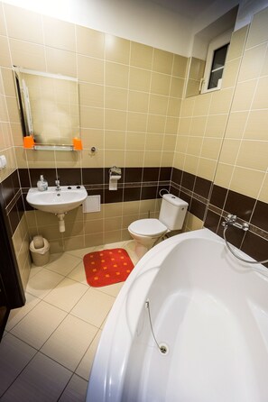 Dusche, kostenlose Toilettenartikel, Handtücher