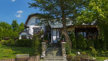 Vista frontal de la propiedad