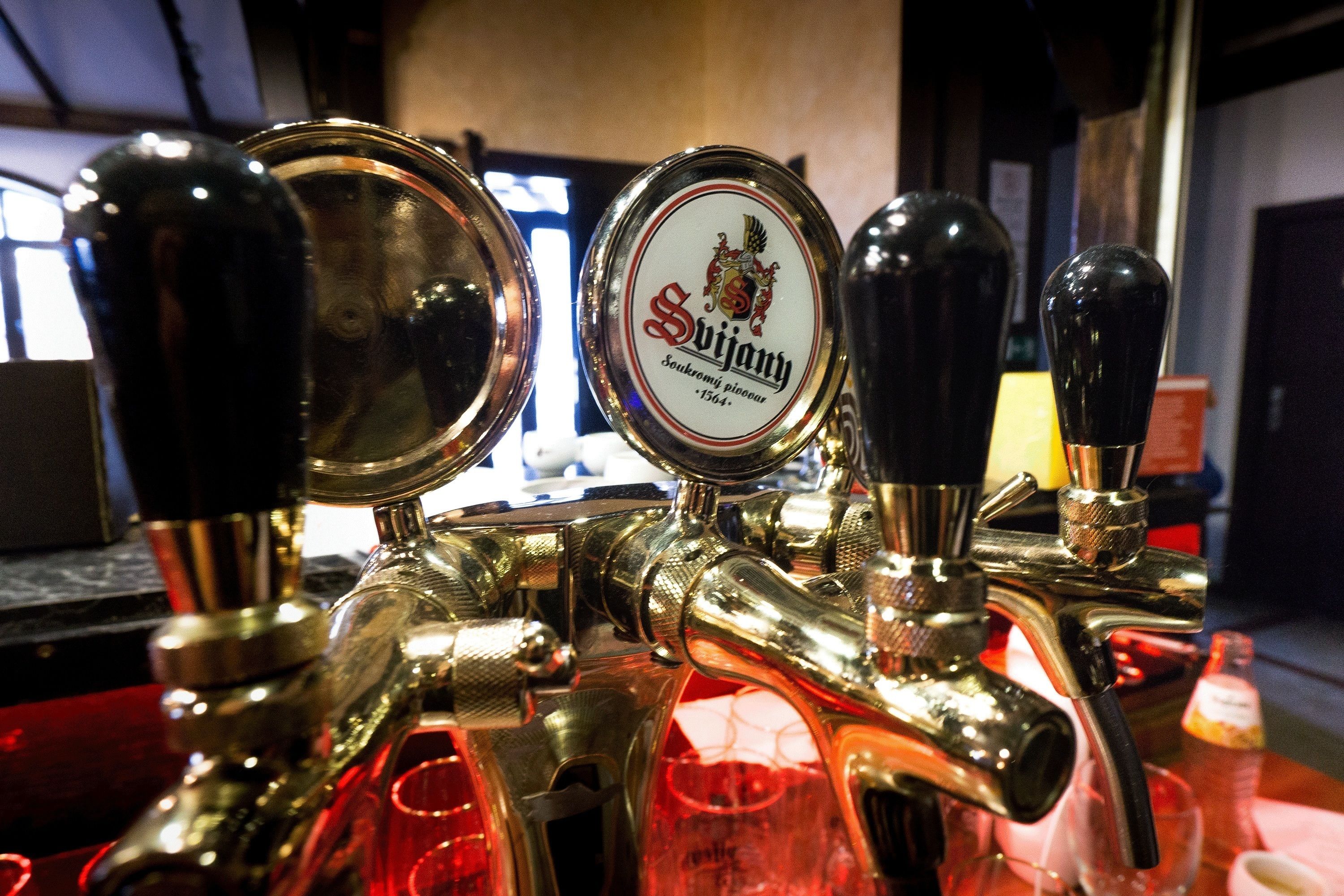 Une tireuse à bière avec une étiquette indiquant « Svidjany » et un logo.