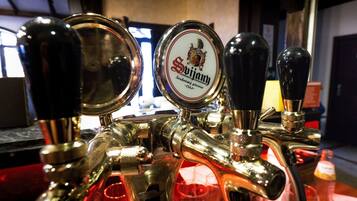 Une tireuse à bière avec une étiquette indiquant « Svidjany » et un logo.
