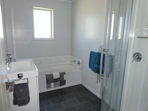 House, 3 Bedrooms | Bathroom