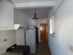 Großer Kühlschrank, Mikrowelle, Ofen, Herdplatte