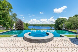 Una piscina al aire libre, una piscina climatizada