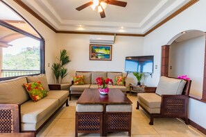 Una Smart TV, juguetes, una impresora