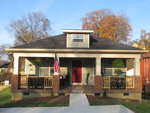 Kathy's Kottage. Bungalow on the side of Missionary Ridge, Furry Friends Welcome
