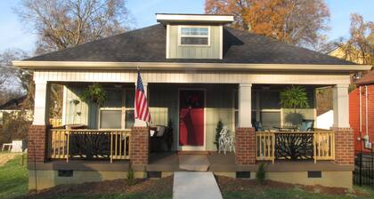 Kathy's Kottage. Bungalow on the side of Missionary Ridge, Furry Friends Welcome