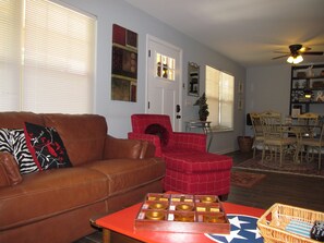 TV, fireplace, books - Kathy's Kottage. Bungalow on the side of Missionary Ridge, Furry Friends Welcome (Chattanooga)