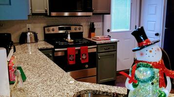 Køleskab, mikrobølgeovn, ovn, kogeplade