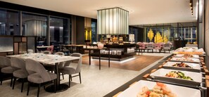 Phục vụ bữa sáng, bữa trưa và bữa tối 