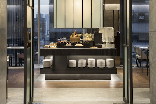 Daily buffet breakfast (KRW 30000 per person)