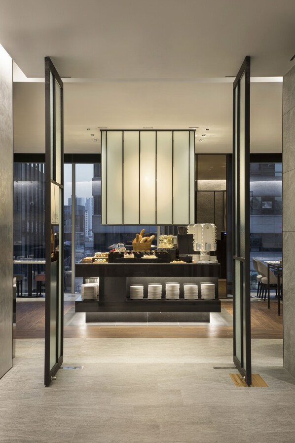 Daily buffet breakfast (KRW 30000 per person)