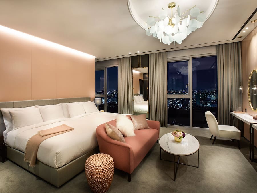 Premium bedding, down comforters, in-room safe, desk