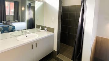 Queen Room | Bathroom | Shower, free toiletries, towels