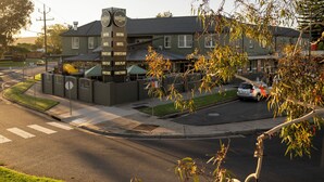 A motel with a clock tower, a sports bar, and a kids' play area. - Northside Hotel Albury (Lavington)