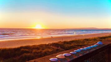 En la playa, camastros y toallas de playa