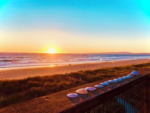På stranden, solsenger og strandhåndklær