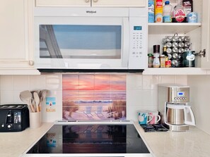 Réfrigérateur, micro-ondes, four, plaque de cuisson