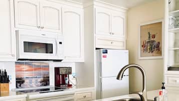 Frigorífico, microondas, horno y placa de cocina