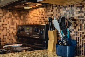 Een koelkast, een magnetron, een oven, een kookplaat