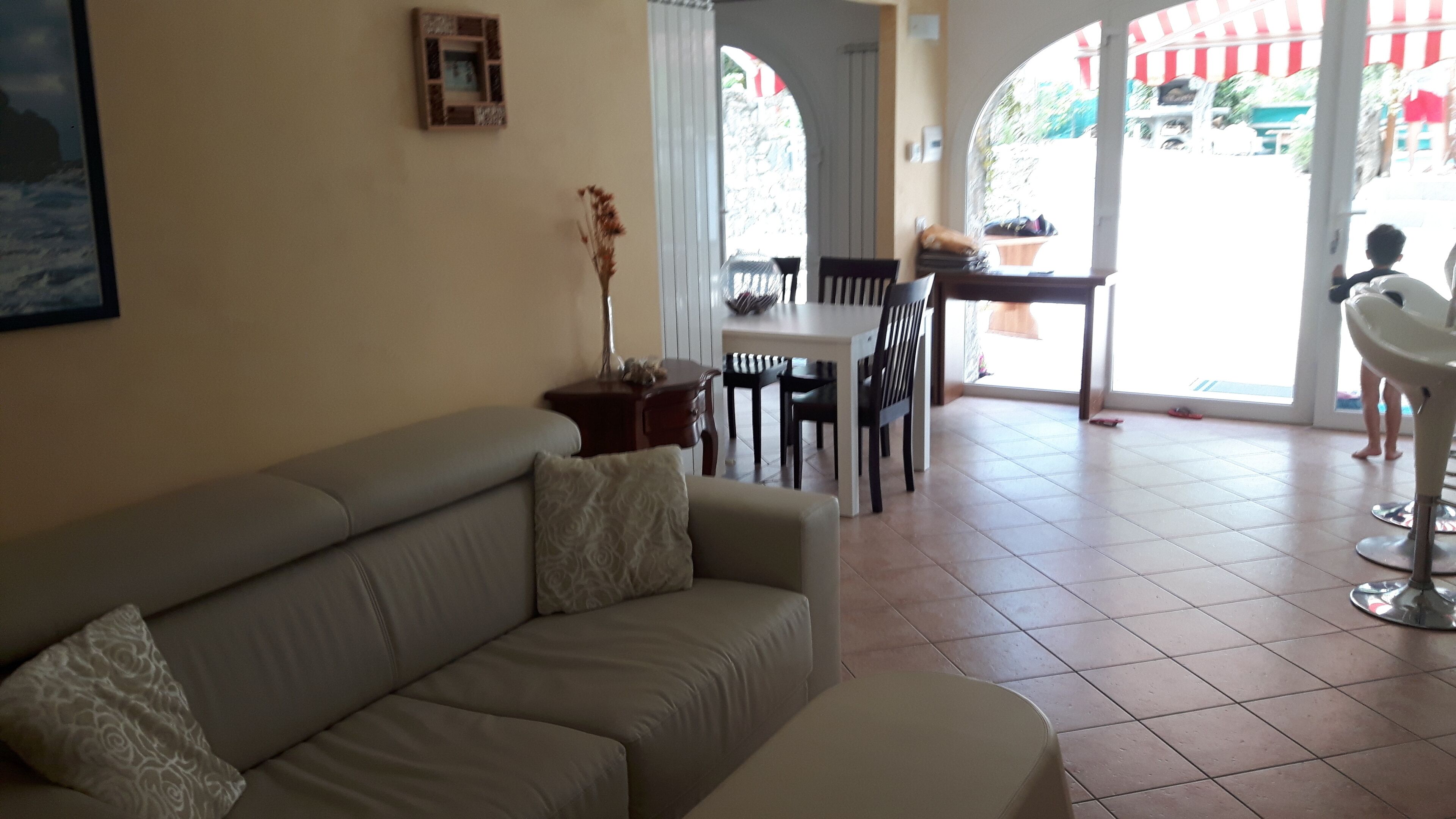 Televisión y chimenea 