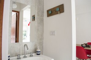 Departamento urbano, 1 habitación, cocina, torre | Lavabo en el baño