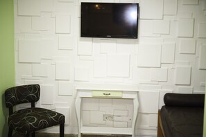 Televisión de pantalla plana de 32 pulgadas con canales por cable