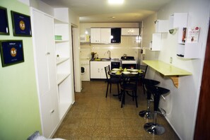 Stort kylskåp, mikrovågsugn, ugn och spishäll