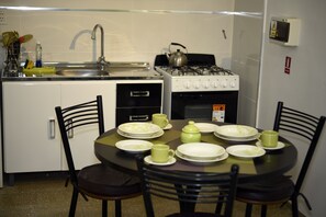 Refrigerador con freezer, microondas, horno, placa de cocina