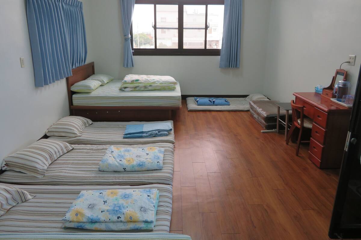 Quarto básico, várias camas, sacada | Escrivaninha, espaço de trabalho para notebook, cortinas blackout