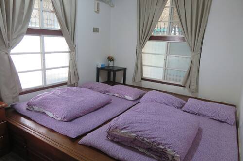 Chambre triple traditionnelle, salle de bains commune | Bureau, espace de travail pour ordinateurs portables