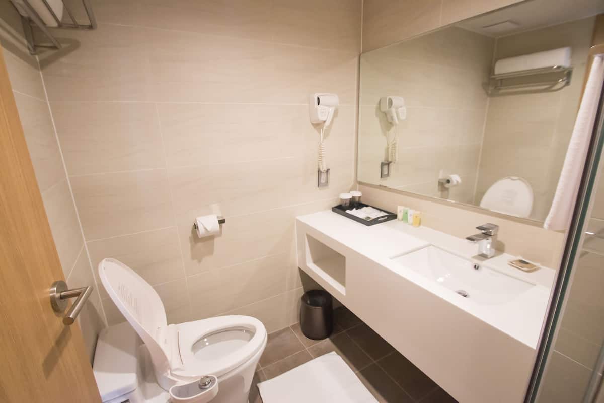 deluxe room, ocean view | bathroom | free toiletries, hair dryer, slippers, bidet