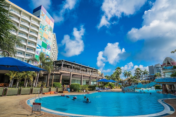 5 outdoor pools, pool cabanas (surcharge), pool umbrellas