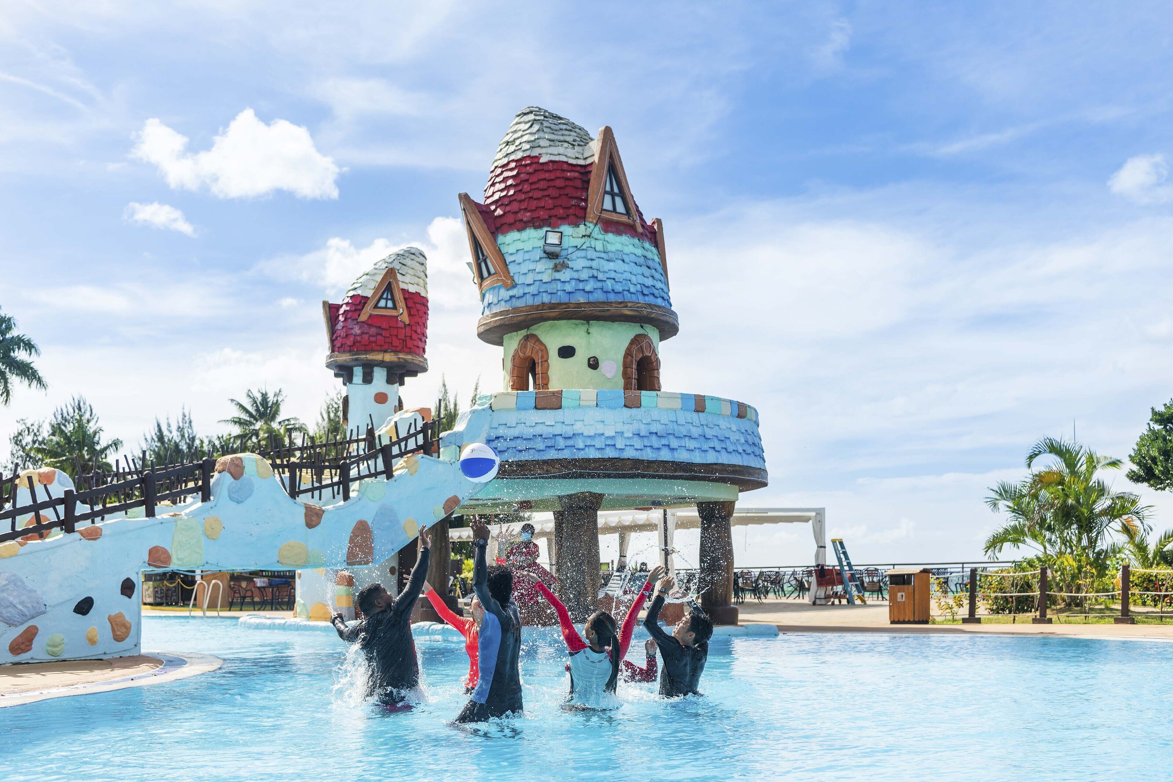 Un parc aquatique doté de structures colorées et originales, ainsi que d’une piscine.