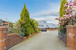 Property entrance - Superior Dunedin Apartments (Dunedin)