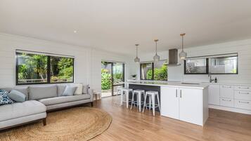 House, 4 Bedrooms | Ruang tamu | TV skrin rata, Netflix